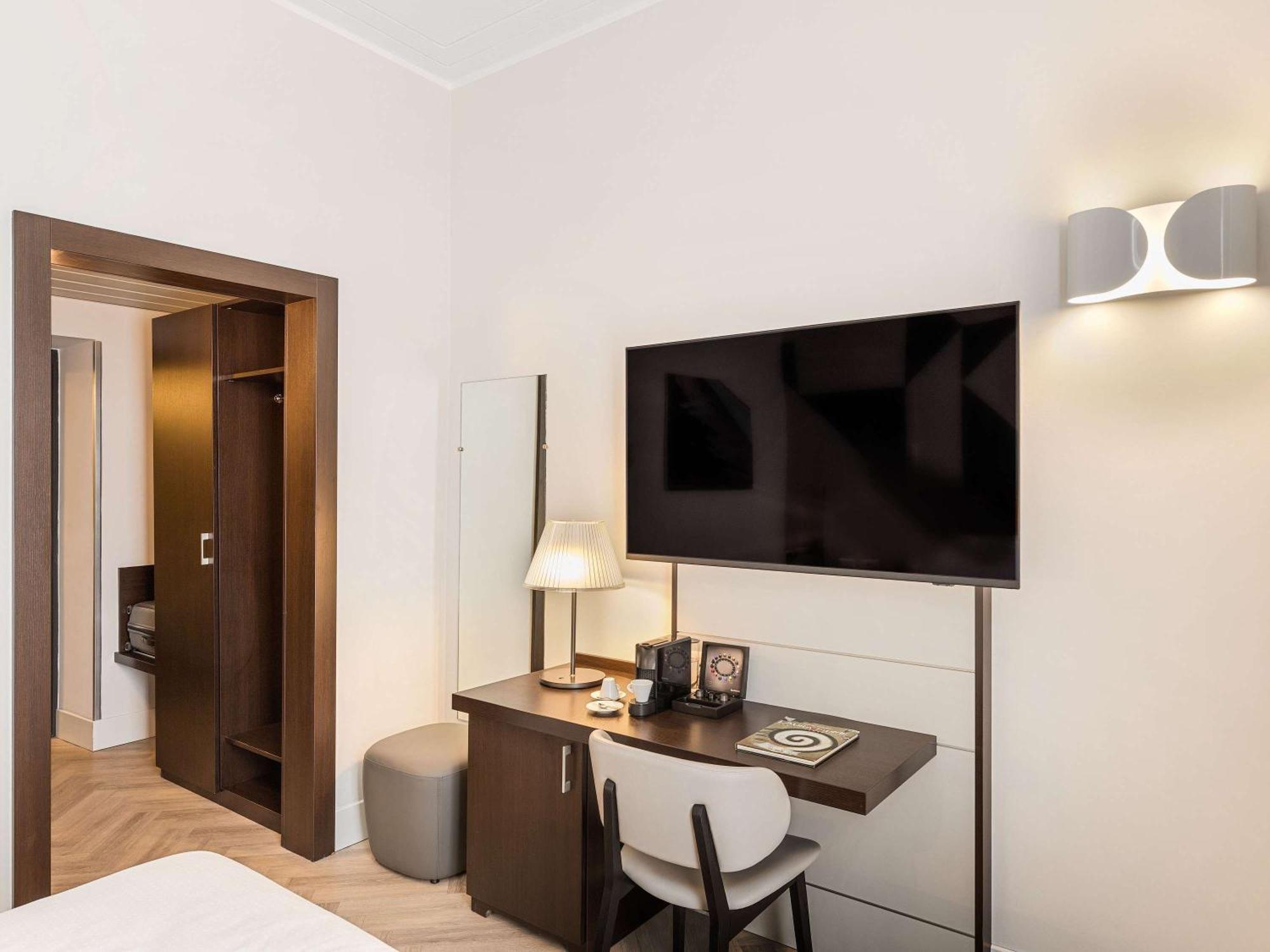 Mercure Napoli Centro Angioino Exterior photo